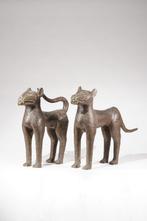 Een bronzen beeldhouwwerk - Benin - Nigeria, Antiek en Kunst