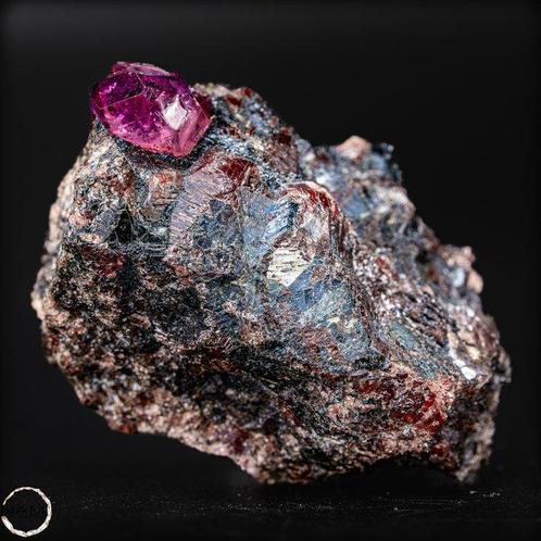 Zeldzame Padparadscha saffierkristal in matrix, onbewerkt -, Verzamelen, Mineralen en Fossielen