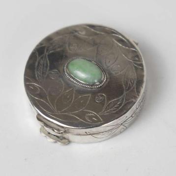 Vintage Zilveren Pillendoosje met Groene Steen beschikbaar voor biedingen