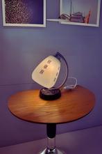 Melkglazen tafellamp uit het midden van de eeuw