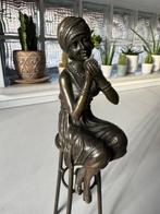 sculptuur, Lady seated on a bar stool - 25.5 cm - Brons