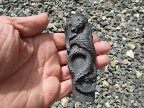 SHUNGITE Hoog Energie Draakentoren met Pyramidion (105mm)-, Verzamelen, Mineralen en Fossielen
