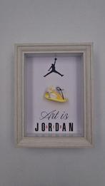 Lijst- Mini Sneaker AJ1 Air Jordan 1 X Off-White Canary, Antiek en Kunst