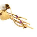 18 Krt. Gouden broche met parel en robijn (geelgoud, 750), Sieraden, Tassen en Uiterlijk, Broches, Gebruikt, Overige kleuren, Ophalen of Verzenden