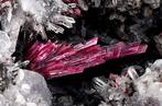 Hoogwaardige prismatische diep magenta erythriet en kwarts, Verzamelen, Mineralen en Fossielen