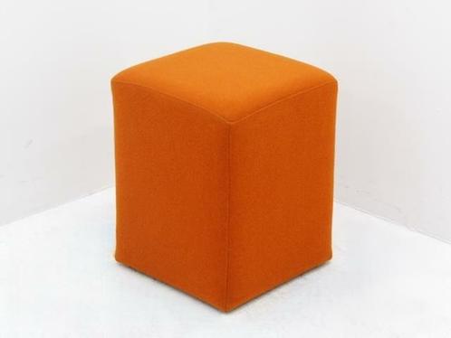 Poef - 45x35x35cm - oranje, Zakelijke goederen, Kantoor en Winkelinrichting | Kantoormeubilair en Inrichting, Overige typen, Gebruikt
