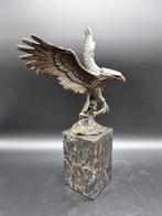 Beeld, Eagle Catching Salmon - 30.5 cm - Brons, Marmer, Antiek en Kunst