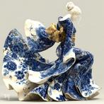 NYX (XX) - Élégance en Porcelaine – Danseuse en Kimono Bleu, Antiek en Kunst