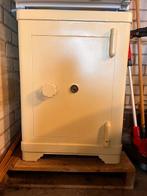 Stalen brandkast circa 1900-1920, met twee onafhankelijke