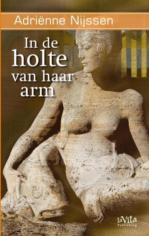 In de holte van haar arm 9789080872219 Adriënne Nijssen, Boeken, Literatuur, Zo goed als nieuw, Verzenden