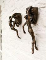 Beeldje - Wall hangers (2) - Brons