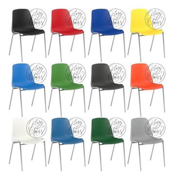 Nieuwe stapelstoelen. Stapelbare stoelen. Vele kleuren.