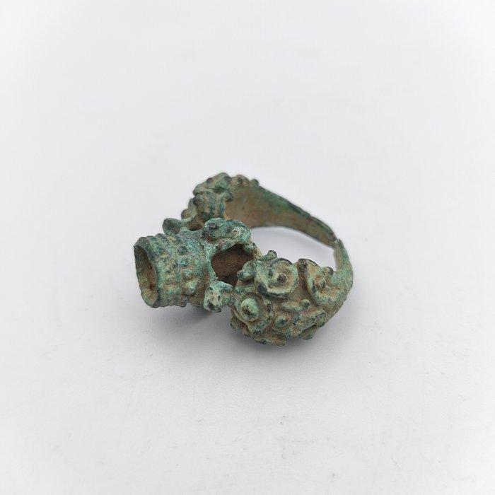 Oud-Khmer Brons Ring met bloemmotief - 29 mm (Zonder, Antiek en Kunst, Antiek | Overige Antiek