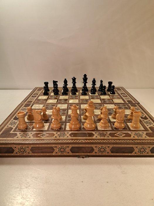 Schaakspel - Handgemaakt Parelmoer Schaakspel + backgammon -, Antiek en Kunst, Curiosa en Brocante