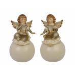 A PAIR OF PORCELAIN ANGELS ON BALL (Beeldjes - Decoratie), Verzenden