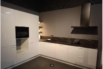 Luxe wit hoogglans showroomkeuken incl. apparatuur beschikbaar voor biedingen