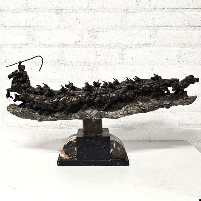 Beeld, ‘cowboy drijft vee’ - 32 cm - Gepatineerd brons, Antiek en Kunst, Antiek | Keramiek en Aardewerk