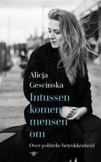 Intussen komen mensen om (9789403174303, Alicja Gescinska), Verzenden, Nieuw