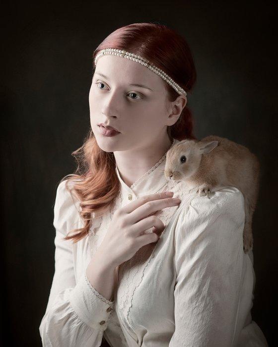 Ursula van de Bunte - Lady with the Rabbit, Antiek en Kunst, Kunst | Designobjecten