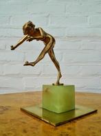 Art Deco-stijl sculptuur van jonglerende vrouw - naar