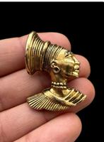 Curieuze speld van goudkleurig metaal die het profiel van, Antiek en Kunst