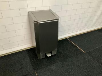 Afvalton 60-liter roestvrijstaal met zakhouderring beschikbaar voor biedingen