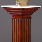Zeer hoge pedestal of zuil in mahonie met wit warmer goudkle, Antiek en Kunst, Antiek | Meubels | Tafels, Ophalen of Verzenden