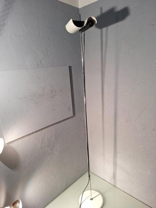 Vico Magistretti - Staande lamp - DIM333 - IJzer, Antiek en Kunst, Antiek | Meubels | Stoelen en Banken