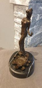 Beeld, Milo - A lady with an open lotus flower. candle