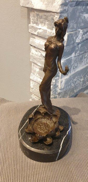 Beeld, Milo - A lady with an open lotus flower. candle, Antiek en Kunst, Curiosa en Brocante
