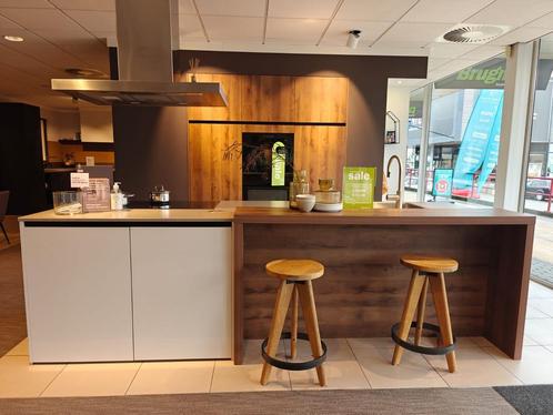Showroomkeuken met kookeiland greeploos wit - 0005, Huis en Inrichting, Keuken | Complete keukens, Composiet, Greeploos, Met kookeiland