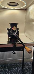 Spong - Koffiemolen -  coffee mill - gietijzer, Antiek en Kunst