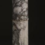 Antieke geaderde wit marmeren zuil in een fijne oude kleur N, Ophalen of Verzenden