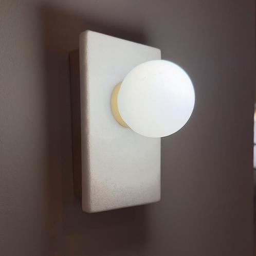 Wandlamp LAN wit marmer, Huis en Inrichting, Kasten | Dressoirs, Ophalen