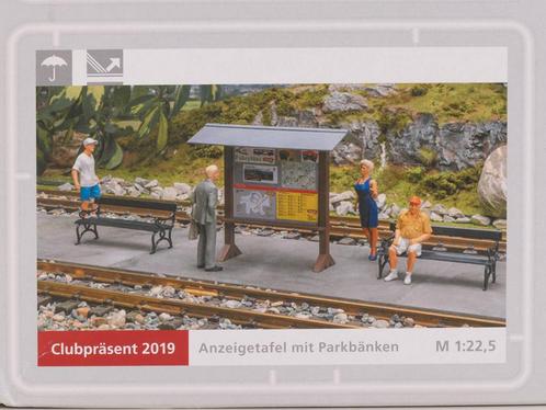 LGB / POLA Clubpräsent 2019 Anzeigetafel mit Parkbänken, Hobby en Vrije tijd, Modelbouw | Figuren en Diorama's, Nieuw, Ophalen of Verzenden