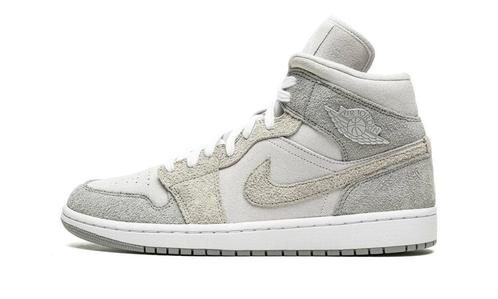 Jordan 1 Mid SE Particle Grey (W) - maat 38.5 (Sneakers), Kleding | Dames, Schoenen, Grijs, Nieuw, Sneakers of Gympen, Verzenden