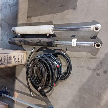 2x Hydraulische cilinder beschikbaar voor biedingen