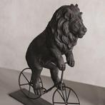 Beeldje - Lion Riding a Bicycle Figurine 27.5cm - PolyResin, Antiek en Kunst
