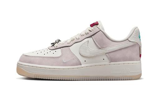 Air Force 1 Low Year of the Dragon 2024 - maat 36.5, Kleding | Dames, Schoenen, Sneakers of Gympen, Nieuw, Verzenden