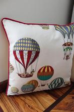 Paar kussens met vintage stof Fornasetti luchtballonnen -