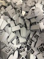 Lego Stenen - Lego 2x2x3 dakpannen lichtgrijs 100 stuks, Kinderen en Baby's, Speelgoed | Duplo en Lego, Nieuw