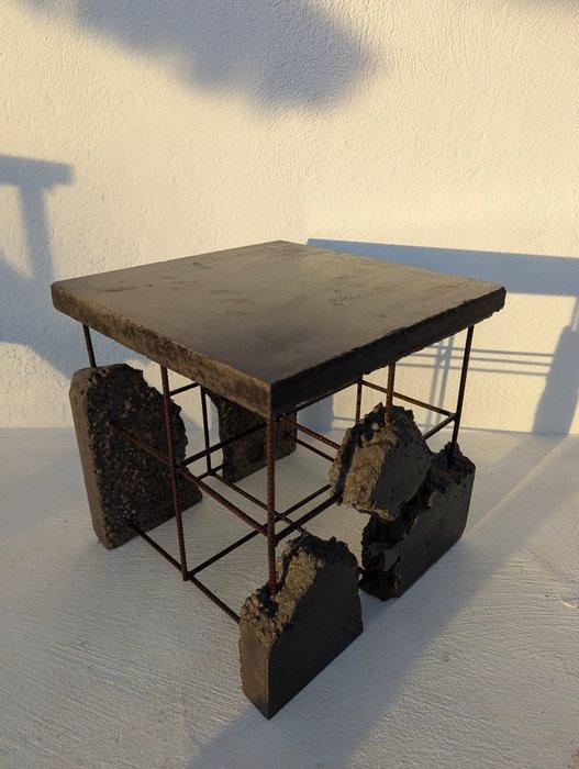 Wallavibe - D. B - Bijzettafel - Cubo M - beton en ijzer -, Antiek en Kunst, Curiosa en Brocante