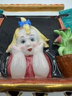 Beeld, Madonna met Kind, kind aan raam, en musicerend