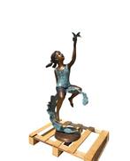 Beeld, Bronze - Girl with Butterfly - 114.5 cm - Brons, Antiek en Kunst