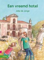 Een vreemd hotel / Zoeklicht Dyslexie 9789027663153, Boeken, Kinderboeken | Jeugd | onder 10 jaar, Verzenden, Gelezen, Joke de Jonge