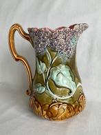 Faïencerie Onnaing France , Barbotine schenkkan versierd met, Antiek en Kunst, Kunst | Designobjecten