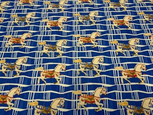 Ridders in beweging: de stof Carousel Horses voor een, Antiek en Kunst, Antiek | Kleden en Textiel