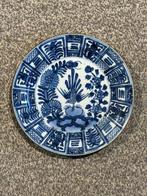 Een blauwe en witte plaat met vogel en bloemen. - China -