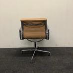 Design stoel, Vitra soft Pad Chair EA 208, bruin leder, Gebruikt, Leer, Ophalen of Verzenden, Bruin