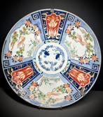 Een paar Japanse Imari en Arita schotels van respectievelijk